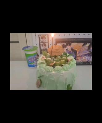 陈景深,27岁生日快乐
十年前的你说出那句“喻繁,我们私奔吧”,后来你离家出走,不再依靠家里,我才意识到你是真的做得出来,真的会在十七岁带着喜欢的人逃离不堪的生活,好在过去的难过高兴都化作此刻爱人在蜡烛上点亮的火光,看着你说“生日快乐,陈景深。”的幸福#放学等我by酱子贝 #放学杵那
(左上角“放学等我”源自dy@十四黄昏@十四黄昏
“喻同学,请你收下我的情书”音频源自bili@蛋糕_星
景喻Q版头像源自vb@杉不知)