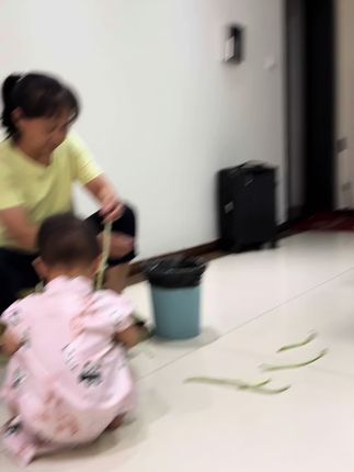 原来,被爱包裹着长大是这样的。 午后,外婆正低头摘着菜 泡芙在一旁有模有样地“帮忙” 这时二伯回来了,他没有急着进门 只是倚在门框边 大概是习惯了我拍摄 他在等我举起手机记录 是呀,这样的静好岁月,谁不想记录呢? 二伯从身后拿出一把透明的伞 我原以为只是寻常礼物 却见他转身翻出家中闲置已久的假花 仔细拆下 热熔枪热好,粘上 花朵盛放于伞上 像忽然开放的记忆 花太少,伞仍显寂寥 外婆瞥了一眼,抱着转身下楼 她拾起雨后的落叶带回了家 洗净、擦干 贴于伞面 最后,泡芙举起了这把独一无二的伞 她站在微凉的初秋风里,转着圈 那把漂亮的伞点缀着她的笑 最后啊 爱和秋色 共同成为她童年的背景板#血缘亲情 #隔辈亲#带娃日常 #手工 #秋天落叶🍂