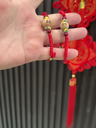 河南宝宝的红绳手链,你们那里有吗?带上寓意宝宝平安健康!百事无忌!万事胜意!诛邪必退!而且防惊压惊#纯手工编绳 #红绳手链 #新生儿礼物 #桃木手链 #见者好运