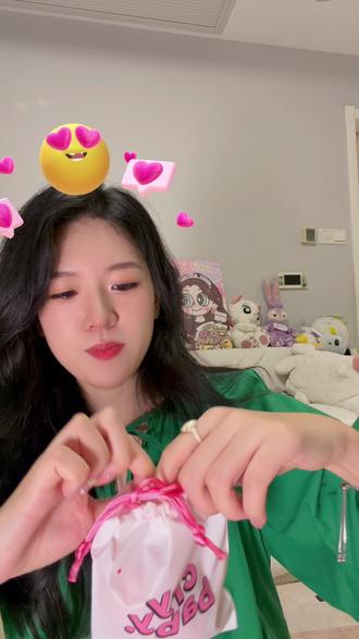 古早哭娃联名飞天小女警搪胶盲盒开箱!这波童年回忆杀太可爱了! 朋友们 你们想不到我在哪里买到了飞天小女警和哭娃的联名搪胶
也是很佩服自己的寻宝能力了!
这期开到了超喜欢的花花
我的盲盒运也是好起来了
开心的一周,也祝你们都欧气满满!
#购物分享 #泡泡玛特 #crybaby #飞天小女警 #童年动画