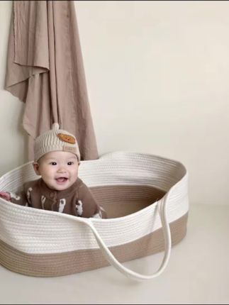 这个提篮带小月龄出门真的很方便呀,拎起就走,放下就是一个移动睡篮,还可以直接放车上#婴儿提篮#小月龄宝宝出行 #爱了爱了 #遛娃神器 #舒服