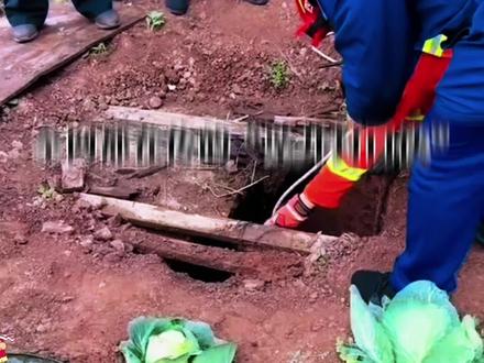 给你10块不要告诉我家人我真的谢谢你,坠井小孩离谱操作。#萌娃 #熊孩子 #消防员和熊孩子 #上热门🔥