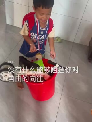 今天“打工”模式启动,不为诗和远方,就为那觊觎已久的零食。一个才三来岁的小孩都想去“打工”买他想吃的零食啦!只要肯干,薯片辣条冰淇淋总会有的