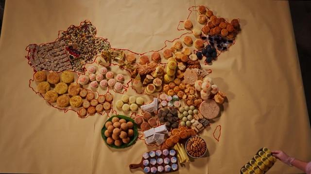 中秋佳节,中国的月饼也来一个大团圆吧~ 带家人走遍中国不容易,但中秋节吃一遍中国各地的月饼是非常容易的事情。今年做了几款有代表性的月饼,也买了全国各地的中秋特产,当它们都汇聚在地图上的时候,家人感慨说:还是我们中国的物产丰富,每个地方的特色都不一样…… 最后提前祝大家中秋国庆快乐,平安健康~
#中秋节 #团圆 #月饼 #滇西小哥 #乡村生活