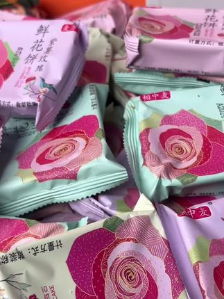 满满馅料的鲜花饼!好绝吖。这个相中麦鲜花饼真的巨好吃!里面的陷料真的贼巨巨多!皮是那种送软松软层层分明,玫瑰花味很特别浓郁!吃起来一点都不觉得甜腻,真的贼贼好吃!每一口都是满满的幸福感~#零食推荐#鲜花饼#地方特色#妈呀太香了