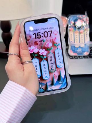 谁说手机壳就不能既是装饰品又是实用工具呢?这个一路生花手机壳就能让你轻松解放双手,不管是横着还是竖着,随时随地都能支棱起来,不管是追剧还是自拍,都超方便的!#手机壳