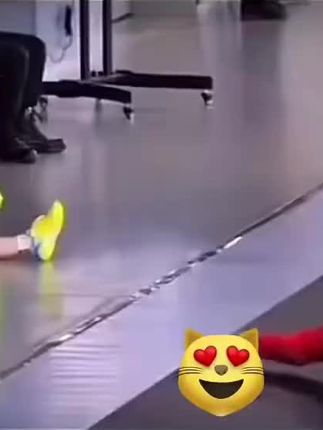 就他俩这姿势,谁也没把谁当外人!换一个女的,大头绝对不会看