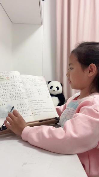 二年级上册语文《坐井观天》复习拓展 【基础字词】
1.前鼻音:信。后鼻音:能。
2.理解“无边无际”,知道近义词“无边无垠”,可扩展“无影无踪、无声无息、无穷无尽”等。
【句式表达】
1.反问修辞。①作用:增强气势。②反问改陈述,句子意思不变。
2.《坐井观天》既是成语故事也是寓言故事。了解寓言故事的特点——告诉人们一个道理。成语故事的特点——告诉人们一个成语。
坐井观天:侧重“行为动作”,指像在井里看天一样去认知事物,固执己见。
井底之蛙:侧重“人或事物本身”,指眼界狭窄的人。
3.试着说一说“坐井观天”的故事
#二年级上册语文 #坐井观天课堂笔记 #二年级上册语文坐井观天 #日积月累学语文 #二上语文第六单元