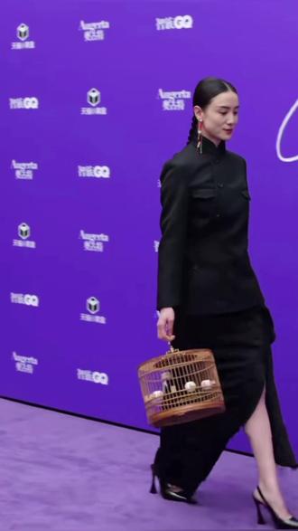 宋佳这造型为啥争议大?中式美学得选 “顺心意” 的 #中式美学 #宋佳 #提笼架鸟 #传统文化