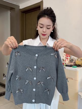 高品质韩版针织开衫 品质特别好的长袖开衫,配色高级大气,家有女儿的可以闭眼安排。品质你肯定满意#高品质童装#童装搭配每日更新 #针织衫#春秋新款 #女童针织毛衣