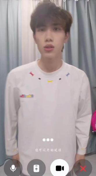 哎呀这个录屏没录到声音,主包后期重新配了一下音#豆包#穿搭分享 #偷拍玩抖音的你