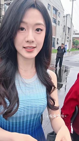 好真诚的玥玥啊啊啊 @演员-侯呈玥 姐姐这条裙子好漂亮!🤍🩵💙🩵🤍渐变青花瓷的感觉(2026.5.25出妆)#本人真的超级美 #侯呈玥 #野火燎原 #短剧 #美女姐姐
