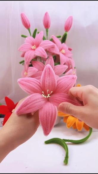 这么大的仿真百合!摆在桌面也太好看了吧 花朵直径约13.5cm,高度约35cm,加密扭扭棒工艺,送闺蜜送妈妈都合适~#母亲节礼物 #仿真花 #送女生礼物 #家居好物 #提前开练母亲节送礼动作