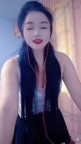16岁就进贵州工地上修隧道,
认识的工地上的领导,
收我做干女儿,
结果干姐姐就我把介绍给同学,
就把我介绍给熊先生当女朋友,
比我大九岁的,熊先生变成了我的男朋友,
结果谈了两年多一点就结婚了
就变成了贵州的媳妇儿,
结婚十多年之后,因为各种原因导致我们离婚,
离婚三年离婚没离家,一直没有告诉前后二家的老人,后来孩子上初一,报名不是要户口本吗,孩子去看见了我们的离婚证,
儿子当场就崩溃了,这让前后二家老人都知道了,学校的校长也知道了,完了,这就纸包不住火了,我也没办法的选择净身出户了,后来孩子他父亲,来找我复婚的事儿,我娘家所有人都同意了,但是他还是改不了,8+1过后家庭暴力的行为,我们又分开了,后来谁家我都没去,我就选择一个人浪迹天涯,就离开那个家,消失无影无踪,六年多了,我妈妈我舅舅他们还以为我不在人世间了,我们那个派出所都把我的户口消了,后来回到云南,慢慢的又把户口找回来了,想想一个人的坎坎坷坷,现在都心痛…