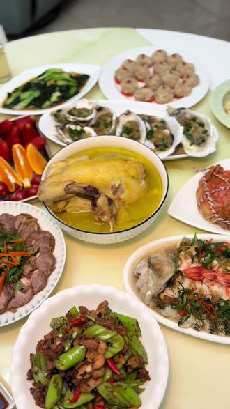 第53集|清蒸鲈鱼\小炒肉\卤牛肉\三文鱼\果盘\鸡汤\清蒸大闸蟹\蒜蓉生蚝\清炒乌塌菜\糯米丸子\坚果#抖出家乡味 #年夜饭 #晒晒我的厨艺