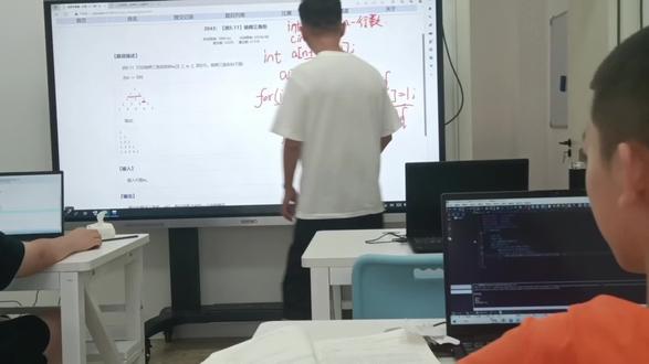 六年级孩子学习二维数组输出【杨辉三角】
👍🏻
杨辉三角,是二项式系数在三角形中的一种几何排列,中国南宋数学家杨辉1261年所著的《详解九章算法》一书中出现。在欧洲,帕斯卡(1623----1662)在1654年发现这一规律,所以这个表又叫做帕斯卡三角形。帕斯卡的发现比杨辉要迟393年,比贾宪迟600年。#干货教学 #信息学奥林匹克竞赛 #每天学习一点点 #课堂实录 #专业的事交给专业的人