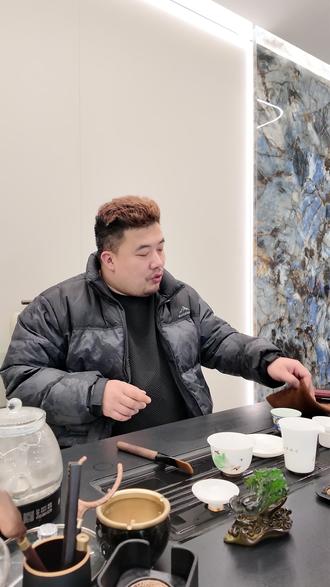 一句 “带你去吃刘文祥”,戳中 14 亿普通人的不易 #刘文祥 #商业思维 #共情 #短视频 #打工人的情绪出口