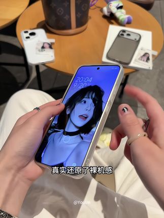 高级冰雾磨砂手机壳,手感冰凉细腻,不沾指纹手汗, 还原裸机的同时更能兼顾防摔性! #分不清在炫耀iPhone17还是手机壳 #用上IOS26就这样刷视频 #晒晒我的新iPhone #iPhone17新品全面评测 #在抖音入手的好东西