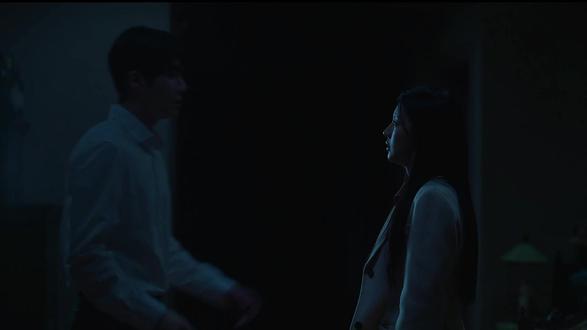 开年最温柔最治愈的爆火韩剧-《爱情怎么翻译》 短短12集却拍的直戳人心~女主茂熙,真的太让人心疼了,国际女星的她外表俏皮甜美如小太阳,却因童年不幸的经历内心藏着创伤与不配得感,习惯压抑自我、隐忍伤害;在亲密关系里属于矛盾型依恋,渴望被爱又怕受伤,总用逃避或推开的方式保护自己,还好都拉美这个外放的第二人格出现,让男主真正读懂了她~#爱情怎么翻译 #车茂熙 #都拉美 #第二人格 #韩剧