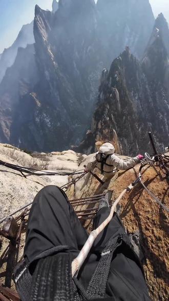 中国专治嘴硬的四座山,每爬一座都像在登天庭 1.安徽黄山天都峰
564级台阶筑成85度倾角的通天云梯,攀登者需要手脚并用,化身四足灵长类,最著名的鲫鱼背如巨鲤横亘云海,行走其上,非扶铁链不敢前行
2.四川峨眉山
别被秀甲天下的温柔名号欺骗,登顶峨眉是一场意志力的测试,全程60公里,数不清的石阶,没有惊心动魄的险境,只有无穷无尽、单调重复的上行路,让人不得不服
3.山东泰山
海拔1545米,相当于一座500层摩天楼,7000余级石阶仅是基础配置,两个小时仅仅能从山门走到售票处 ,若不幸遭遇大雨,湿滑的云梯瞬间化为阎王帖,绝对让你终生难忘
4.陕西华山
“奇险天下第一山”绝非虚名,2154米的海拔配以千尺幢、百尺峡、老君犁沟等近乎垂直的险道,让爬山变成了攀岩,30厘米宽的长空栈道悬于万仞绝壁,前行是空谷,后退是峭壁,你敢来吗
#同城精选 #太原 #太原旅游 #旅行推荐官 #多乐旅行