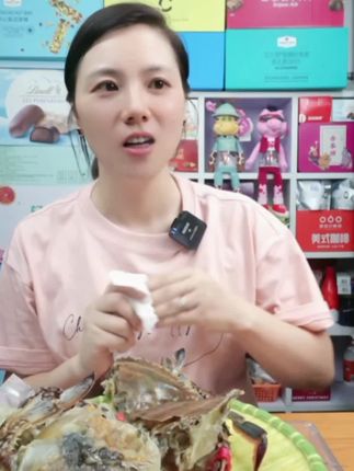 这个就是我们温州的江蟹生,用的是活蟹腌制的,所以它的口感特别新鲜,不像市面上那种死蟹做的生腌,吃起来又腥又柴。我们的江蟹生是绝对不能蒸煮的,因为这样会把它的鲜味全部破坏掉。#江蟹生#鲜美#好吃又实惠#海鲜