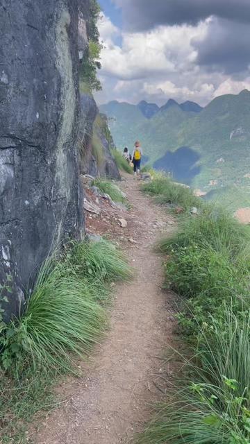 百色浩坤湖徒步路况实拍,高山翠湖,蓝天白云,相得益彰。山下有当地村民卖炒粉和奶茶,配套设施渐渐成熟丰富了起来。爬山游湖打卡全程大概五到六小时,走走停停,入门级难度#户外登山 #户外运动爱好者 #徒步 #登上山顶看美景 #户外爬山徒步