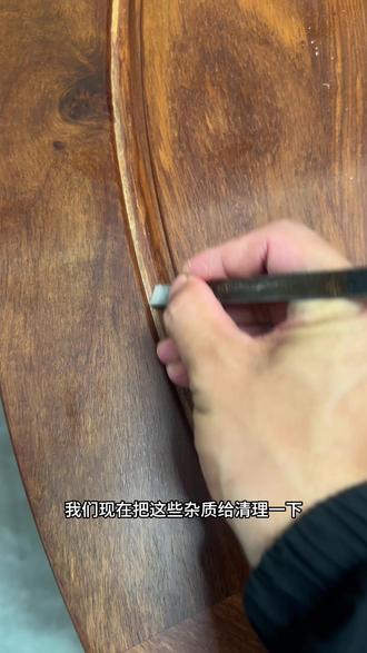家具收缩保养小技巧 木头都会有热胀冷缩现象,家具入户之后冬天都会经历一次收缩的过程,这都是正常的哈,收缩过一次之后就稳定了,只要不开裂就行。#刺猬 #家具保养技巧 #上门维护保养 #家具人 #正能量