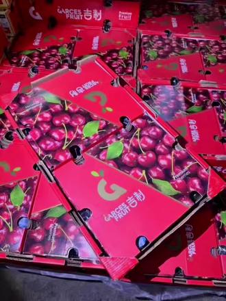 品牌背景
◦ 吉制源自智利,1960年代由Garces家族创立,2020年公布中文名“吉制”,寓意吉祥与极致。
◦ 是智利最大的车厘子种植与出口企业之一,拥有超50年水果种植销售经验,2006年起向中国出口车厘子。
2. 产业规模
◦ 在智利拥有30多座水果种植园,樱桃种植园纵穿智利全国,合作300多位种植园主,总生产面积近6500公顷。
◦ 拥有3家加工工厂,旺季日加工车厘子达200万公斤,产品销往全球50多个国家,其中60%-70%供应中国市场。
3. 品质与认证
◦ 2025年12月,旗下布鲁克斯品种车厘子成为首个获中国低GI认证的智利车厘子产品,桑提娜、瑞吉娜等品种也在推进认证。
◦ 采用AI分拣设备(Unitec 3.5)和全程冷链技术,实现果实糖酸度、营养指标的稳定把控。