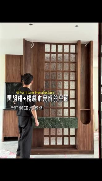 黑胡桃+樱桃木】两种美好相容,恰到好处
沉稳是黑胡桃的底色,温柔是樱桃木的肌理,一室风情,尽数于此
河南·郑州 全屋首批原木家具入场成功
客厅入户玄关造景柜,餐边柜,酒柜包括厨房都选择了北美黑胡桃
卧室和书房私域空间用颜色柔和的樱桃木打造两者搭在一起,不会那么"跳"安静又沉稳
现在整个空间还略显单调,等业主完全住进去,有了生活气息,这个家会更加生动
#整屋定制#北美黑胡桃#黑胡桃全屋定制#北美樱桃木 #定制工厂