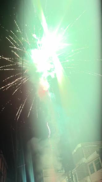 这是闪屏吗? #华为 来解释一下?#华为mate70 #烟花炮竹 #烟花是中式浪漫天花板吧 #华为手机