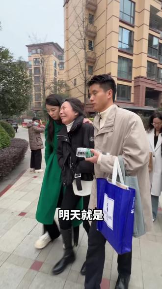 今天跟紫雅妈妈一起回案发现场,除了心痛!还是心痛! #成都女子遇害案母亲发声 #紫雅妈妈 #媒体精选计划 #程兰钦 #案发现场 @抖音创作小助手 @抖音小助手 @抖音创作灵感 @成都紫雅妈妈