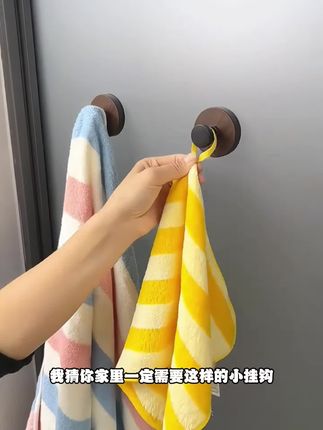 免打孔的胡桃木纹吸盘旋钮挂钩,一拧就稳#居家好物 #好物#好物推荐🔥 @抖音小助手