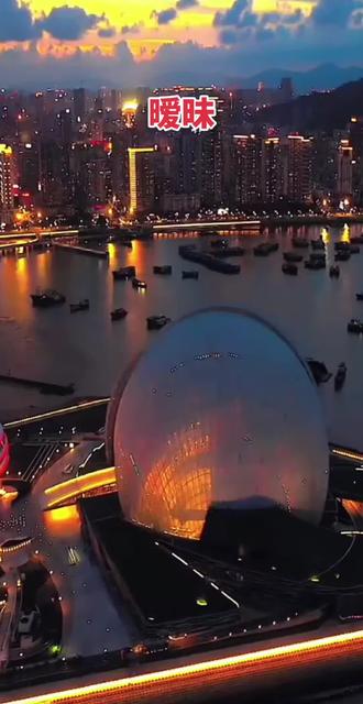 #暧昧王菲粤语 #音乐分享 王菲的粤语歌曲《暧昧》由林夕作词、陈小霞作曲,收录在1995年的专辑《Di-Dar》中。歌词通过细腻的描写,表达了一种复杂而微妙的情感状态。
歌词含义:
情感状态的描绘:歌词展现了一种似即若离、无法靠近的情感关系。例如,“眉目里似哭不似哭,还祈求什么说不出”和“越来越近,却从不接触”表达了内心的矛盾和无奈。
情感体验的复杂性:歌词通过比喻和意象,如“茶没有喝光早变酸”和“从来未热恋已失恋”,传达了情感中的苦涩和失落。“徘徊在似苦又甜之间”则体现了情感体验的矛盾性。
对爱情的渴望与困惑:歌词中的“你的温柔怎可以捕捉”和“爱或情借来填一晚,终须都归还”表达了对爱情的渴望和对关系不确定性的无奈。
时间与情感的思考:“天早灰蓝,想告别,偏未晚”暗示了对时间流逝的感慨和对情感关系的无奈。
整体主题:
《暧昧》的主题围绕着男女之间的暧昧关系,这种关系介于友情和爱情之间,充满了不确定性和矛盾。歌词通过细腻的情感描绘,反映了在这种关系中人们的犹豫、困惑、渴望和无奈。林夕的作词技巧使得歌词富有层次感和深意,王菲的演唱则将这种复杂情感表现得淋漓尽致。