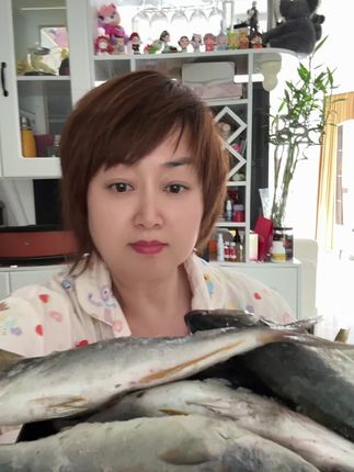 家人们,今天必须给你们安利这款黄金鲅鱼!深海直采,新鲜速冻锁鲜,到手就像刚捕捞上岸!瞧瞧这肉质,紧实弹嫩,满满都是蒜瓣肉,只有一根主刺,老人小孩放心吃!而且做法超简单,红烧、清蒸、香煎、包饺子,怎么做都鲜香到爆!现在福利大放送,价格超划算,错过血亏,赶紧下单尝尝!#鲅鱼 #鲐鲅鱼 #黄金鲅鱼