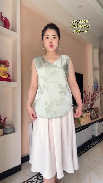 李耀阳夫妇【冰蝶语】背心 宽松减龄 无袖新中式上衣背心,敢于尝试,穿上惊艳到我了,手膀粗可以忽略不计了,整体上身好看
#李耀阳夫妇 #新中式国风 #新中式背心 #微胖梨形穿搭 #真实测评