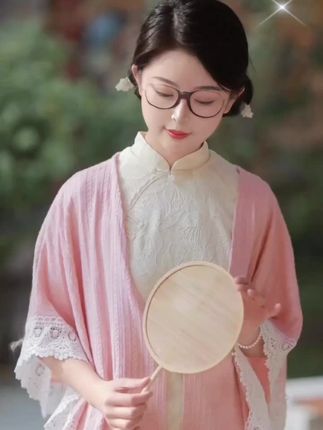 迁就你的人不是没有脾气,是舍不得你,不是因为软弱而是在乎你,对你好的人,不是因为欠你的,而是把你当亲人~