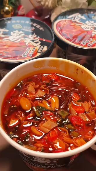 这个黑金版陈薯酸辣粉真的太好吃了,晚上饿的时候泡一桶好过瘾!#速食美食 #酸辣粉 #红薯粉#泡面 #零食推荐 @DOU+上热门 @DOU+小助手