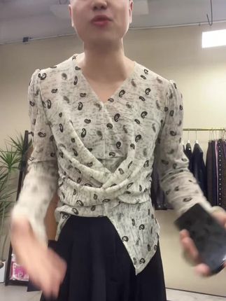 秋季新款V领扭结长袖小衫T恤女设计感小众喇叭袖打底衫上衣女#时尚 #大气 #高级 #气质 #大气