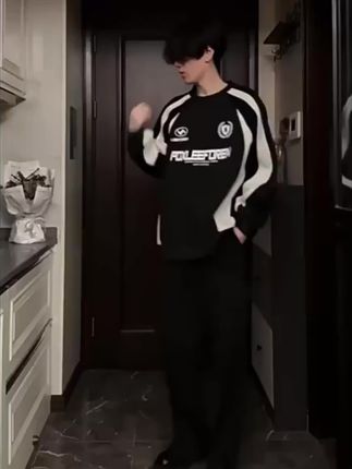 #潮牌穿搭 #男生穿搭 #潮男穿搭 #时尚卫衣 #男女同款穿搭