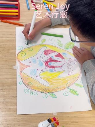 双人手掌绘画--用艺术读懂彼此。材料:白卡纸、油画棒、水彩等一切你喜欢的画材
不管是亲子陪伴还是与爱人或挚友同行,用艺术搭起的交流比直白的语言更柔软、更温暖
适合拉近彼此的距离。
如果你也想多懂TA一点,可以试试这个绘画方法哟!
#艺术疗愈#亲子#朋友#沟通#手掌画