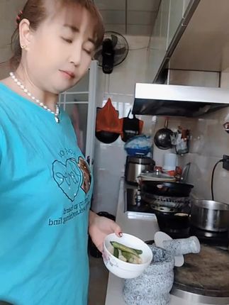 #࿆上热门話題🔥🔥🔥 #在家做美食 #亲自下厨 家用石头石窝子很方便哈喇子,大蒜都好用,很实用 …@@@@