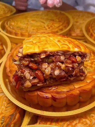 五仁叉烧金腿蛋黄莲蓉雪媚娘广式传统手工老式伍仁#五仁月饼 #传统工艺 #月饼 #传统美食文化 #手工月饼