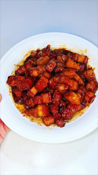 #生活服务热点中心 #满级吃商通关赛 色泽红亮不发黑,肉质软糯香甜入口即化!跟着老王这样做,在家也能做出好吃的红烧肉,用料特别简单!#美食教程 #家常菜 #真实生活分享计划