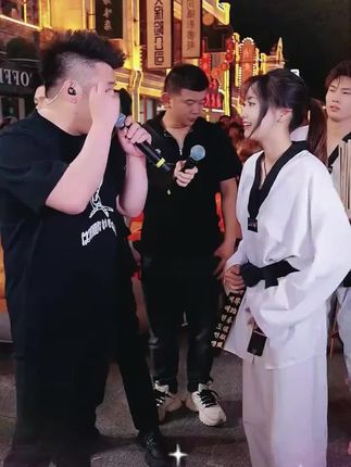 跆拳道黑带美女带队挑战木森大舞台 木森提议掰手腕,看谁更胜一筹,没想到,遇上高手了#木森大舞台 #一只鱼袜子 #防臭袜 #抗菌袜 #木森