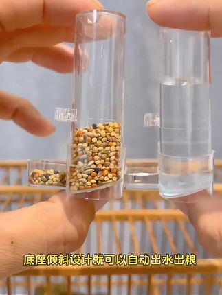 养绣眼山雀一类小型鸟用的小水碗,每次清洗还要打开笼门拿出来。非常麻烦,还容易跑鸟。我们可以用这种小型鸟专用的自动饮水罐,小巧轻便,不会占用太多的空间。安装也很简单,直接卡在笼条上就可以了,加满水以后几天都不用管它,非常省心,喜欢的朋友可以试试看。