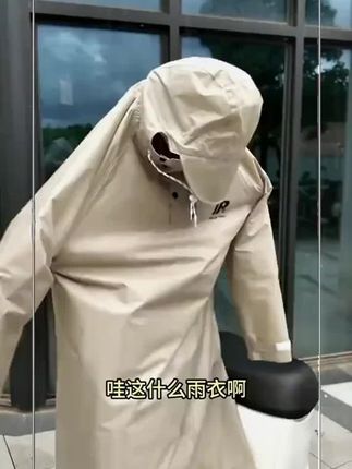 一款可以当做风衣穿的雨衣,柔软牛津面料,不仅能够防大暴雨,还能让你雨天出门颜值拉满!#骑行#雨衣 #雨天出行