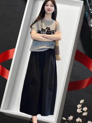 夏日复古休闲气质穿搭。姐妹们,这套复古森系套装真的好美!宽松舒适的短袖上衣+优雅长裙,不挑身材,不挑年龄,微胖女生也能轻松驾驭,日常通勤约会都能穿,慵懒随性的风格让人一眼就让人心动,宽松又显瘦,谁穿谁好看!#夏季穿搭 #通勤搭配 #遮肉显瘦穿搭 #显瘦穿搭 #优雅气质