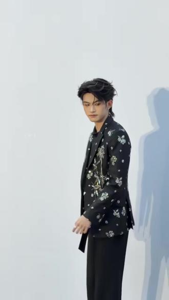 #真的超爱这个少年
红豆生南国
云旗是普普的男模
#濮院高定时装周 #云旗