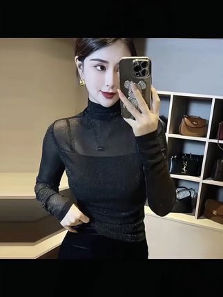 新秋季网纱打底衫来啦! ,领口袖口若隐若现的肌理,为简约穿搭添了层细腻的层次感。不挑身形的弹力剪裁,配牛仔裤是随性的早秋模样,搭半身裙又多了份柔软女人味。#早秋穿搭 #打底衫 #内搭外穿都好看 #半高领打底衫 #辣妹穿搭