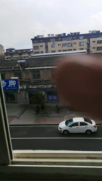 ☯风水禁忌:大门禁忌一通到底
谚云:前通后通,人财两空。大门与阳台成一直线漏财,如果站在门口能看到阳台,前后通透,一眼能望到底,严重损财败财,况且穿堂风拂之,人也极易得病。
阳台相当于一个纳气口,阳台对大门将室内和室外的距离拉近。会造成小人得势,家宅不宁,屡屡被人陷于不义,是非不断,升迁受阻。
这种住房,吉气在宅内不会停留,更不会助运,健康运和事业运都会下降,尽早化解,早知风水一日,人生富贵十年🙏🙏🙏